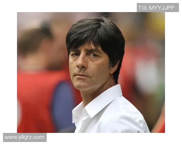 德国足球教练勒夫抠鼻事件引发热议网友纷纷调侃其比赛专注度